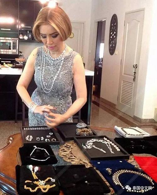 yeu 5 nam, "lo lem" u60 moi phat hien chong vua cuoi la dai gia dubai, moi ngay cho 2 ty tieu vat - 4