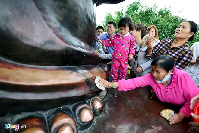 Tại chùa Bái Đính (Ninh Bình), hình ảnh người dân dùng tiền xoa vào tượng phật diễn ra phổ biến, tạo ra hình ảnh xấu xí.