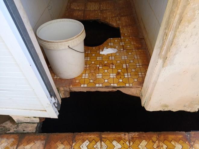 Be trai 5 tuoi bi nut so khi roi xuong ho bon cau o truong hinh anh 1