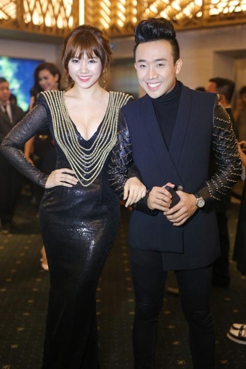 Đi kèm bộ váy đen đính đinh tán của Hari Won là chiếc áo vest cách điệu với phần tay óng ánh kim loại của Trấn Thành.