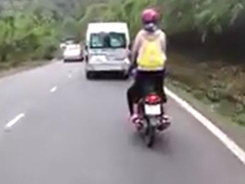 Xe giường nằm dìu xe 45 chỗ mất thắng trên đèo Bảo Lộc-3