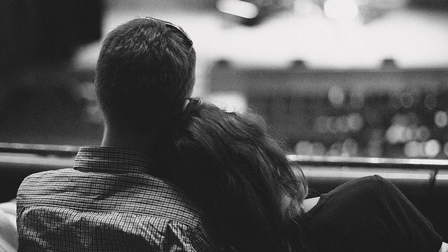 Cô đơn nên vội nắm tay sai người...