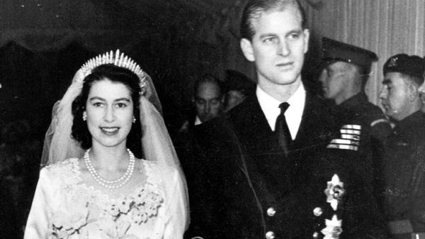 5, Trúng tiếng sét ái tình từ năm 13 tuổi: Nữ hoàng Elizabeth II phải lòng thân vương Philip ngay từ lần gặp đầu tiên từ khi bà mới chỉ 13 tuổi còn thân vương 18 tuổi. Khi ấy, thân vương Philip là một trong những thiếu sinh quân được giao trọng trách tiếp đón người thừa kế xinh đẹp của vua George VI. Vẻ điển trai của chàng thị vệ ngay lập tức đã đốn tim nữ hoàng tương lai của xứ Wales.