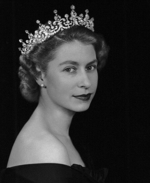 9, Đứng đầu một tôn giáo: Không chỉ trị vì khối thống nhất ANh, Nữ hoàng Elizabeth II còn đứng đầu giáo hội Công giáo Anh.