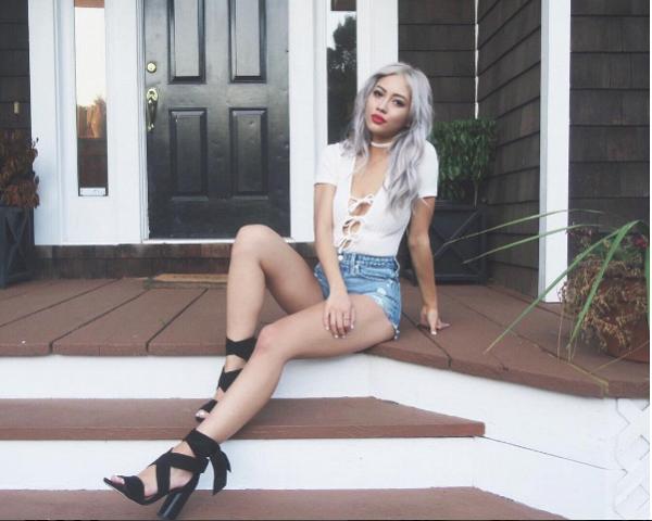 Bên cạnh việc có nhiều nét tương đồng với Kylie thì Amy Pham còn là một cô nàng vô cùng có gout trong chuyện ăn mặc. Những tấm hình street style thường ngày của cô gái Mỹ gốc Việt luôn theo kịp mọi xu hướng và đa dạng trong các phong cách khác nhau. Và dù là với trang phục nào đi chăng nữa thì nàng DJ luôn giữ được nét quyến rũ, bốc lửa của mình. Cùng ngắm loạt hình street style của Amy Pham: