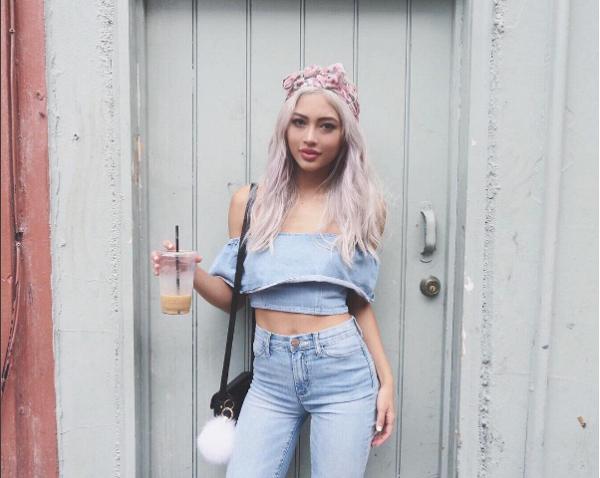 Đôi khi lại nhẹ nhàng và nữ tính hơn bao giờ hết với những loại áo crop-top trễ vai như thế này. Đây là trang phục giúp các nàng vừa khoe khéo vòng 2 thon gọn lại có thể “show” ra đôi xương quai xanh quyến rũ.