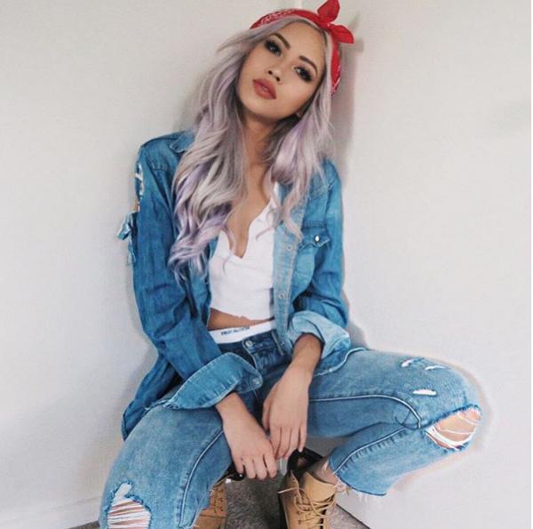 Một chút bụi phủi với phong cách denim on denim.
