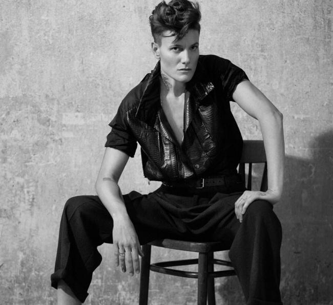 6. Casey Legler
Casey Legler là người phụ nữ đầu tiên ký hợp đồng làm người mẫu cho các hãng thời trang nam. Với chiều cao 1,88m và gương mặt góc cạnh cùng mái tóc ngắn, Casey Legler nhanh chóng gặt hái được thành công trong sự nghiệp của mình.