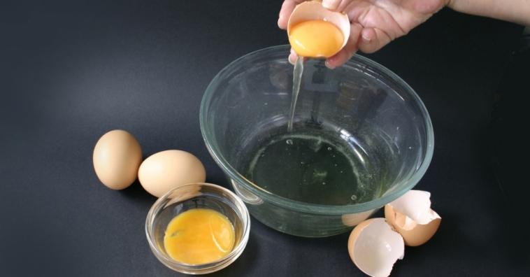 Làm sạch da: Chất dính và dày của lòng trắng trứng giúp loại bỏ bụi bẩn từ mỹ phẩm trên da. Nhẹ nhàng chà lòng trắng lên vùng da bẩn và lau sạch bằng một miếng vải ẩm. Lòng trắng cũng giúp hình thành một lớp bảo vệ cho da, giúp da sáng khỏe hơn.