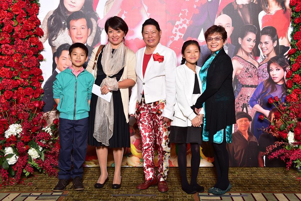 Tỷ phú Hoàng Kiều mặc quần hoa không hề "lạc quẻ" - 2