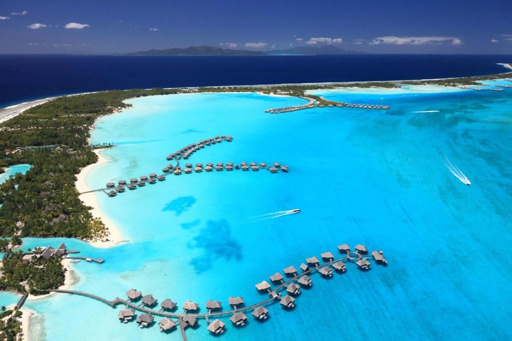 Đảo Bora Bora thuộc quần đảo Leeward của Pháp. Với nước biển màu xanh ngọc, san hô tuyệt đẹp và bãi cát trắng trải dài, hòn đảo nhỏ ở Nam Thái Bình Dương này được đánh giá là một trong những thiên đường trên trái đất. Ảnh: Layoverguide.