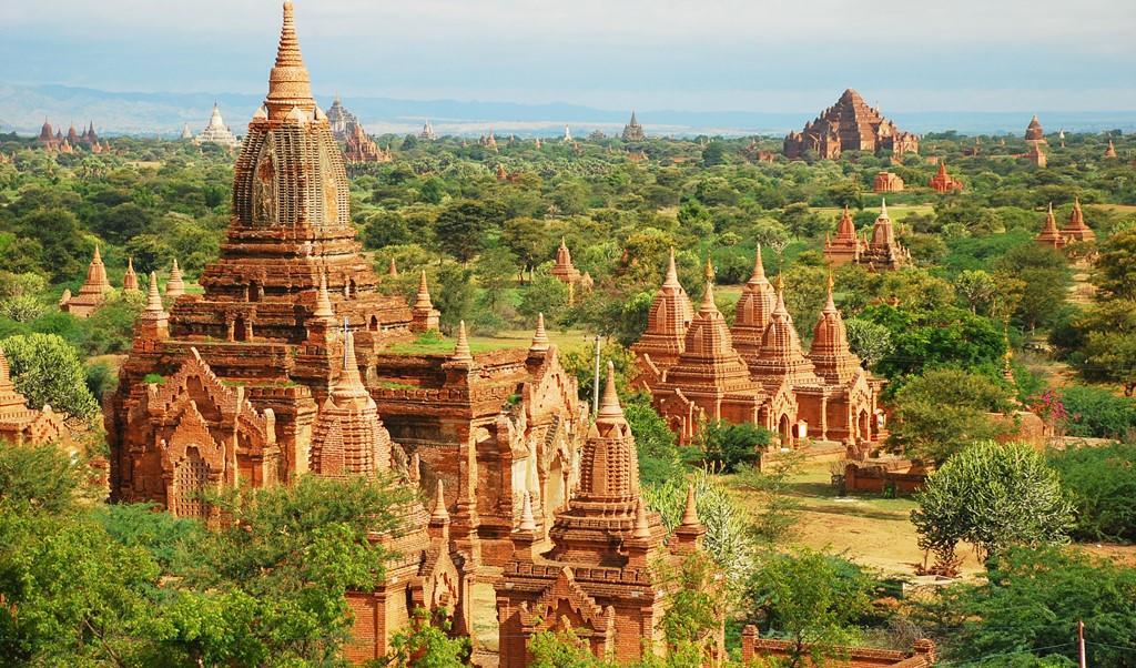 Bagan là thành phố cổ ở miền Trung Myanmar, nơi có hàng nghìn ngôi chùa Phật giáo và đền thờ. Một trong những cách tốt nhất để chiêm ngưỡng cảnh quan nơi đây là ngồi khinh khí cầu khi mặt trời mọc. Ảnh: Blacktomato.