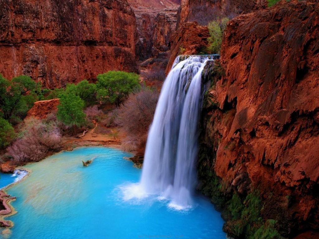 Thác Havasu nằm trong công viên Grand Canyon ở Arizona, Mỹ.  Nước đổ từ trên vách đá cao 37 m xuống một hồ nước có màu xanh biếc. Thác là điểm đến hấp dẫn nhất của công viên này. Ảnh: Thousandwonders.