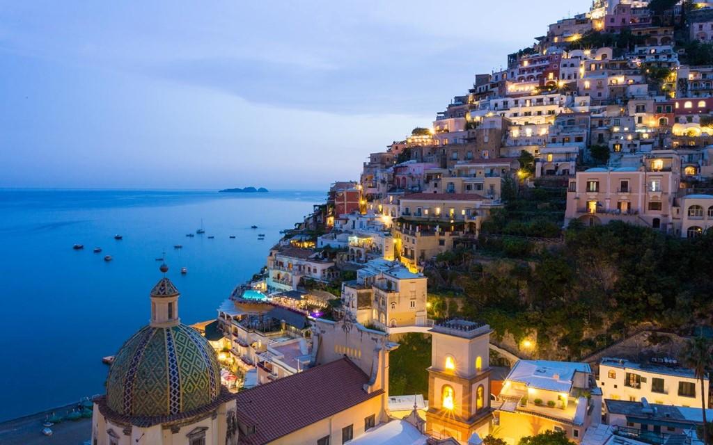 Italy là nơi có rất nhiều điểm đến đẹp, và Positano là một trong số ấy. Thị trấn nhỏ nằm sườn đồi thơ mộng nhìn ra vùng biển Amalfi. Nơi này được nhiều du khách nhận xét là chốn thần tiên, và là nơi nhất định phải ghé thăm khi đến châu Âu. Ảnh: Travelandleisure.