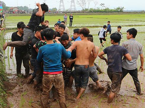 Hàng ngàn thanh niên xông vào ẩu đả, tranh cướp tại lễ hội cướp phết Hiền Quan