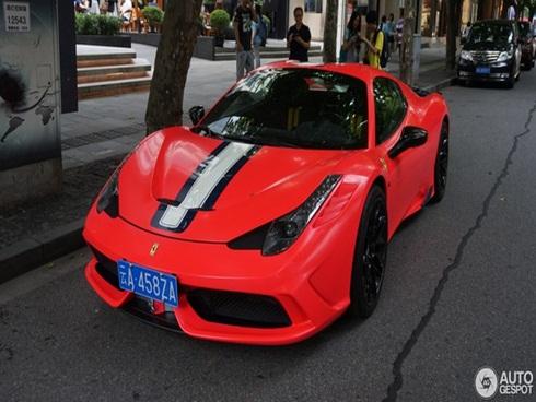 Bắt gặp siêu xe Ferrari 458 Speciale Aperta đeo biển 