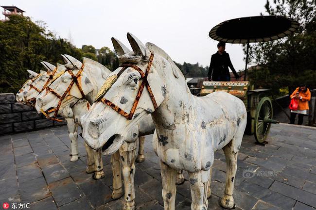 Trung Quốc: Chẳng cần đến lăng mộ Tần Thuỷ Hoàng vẫn được ngắm đội quân đất nung fake cực hoành tráng - Ảnh 4.