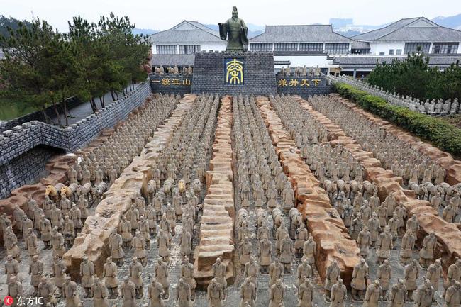 Trung Quốc: Chẳng cần đến lăng mộ Tần Thuỷ Hoàng vẫn được ngắm đội quân đất nung fake cực hoành tráng - Ảnh 1.