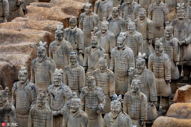 Trung Quốc: Chẳng cần đến lăng mộ Tần Thuỷ Hoàng vẫn được ngắm đội quân đất nung fake cực hoành tráng - Ảnh 6.