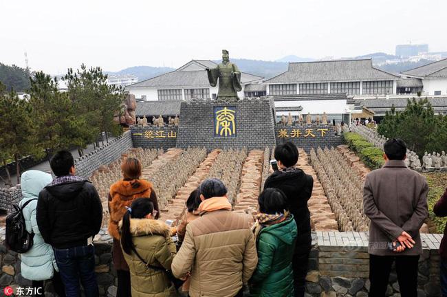 Trung Quốc: Chẳng cần đến lăng mộ Tần Thuỷ Hoàng vẫn được ngắm đội quân đất nung fake cực hoành tráng - Ảnh 10.