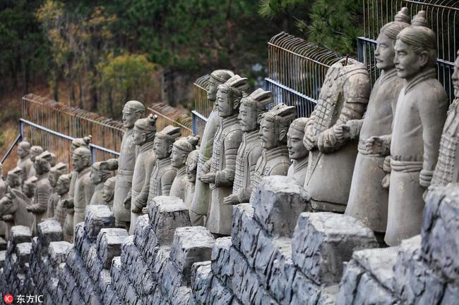 Trung Quốc: Chẳng cần đến lăng mộ Tần Thuỷ Hoàng vẫn được ngắm đội quân đất nung fake cực hoành tráng - Ảnh 5.