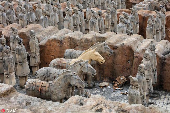 Trung Quốc: Chẳng cần đến lăng mộ Tần Thuỷ Hoàng vẫn được ngắm đội quân đất nung fake cực hoành tráng - Ảnh 7.