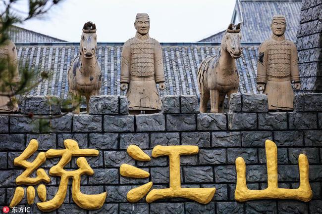 Trung Quốc: Chẳng cần đến lăng mộ Tần Thuỷ Hoàng vẫn được ngắm đội quân đất nung fake cực hoành tráng - Ảnh 2.