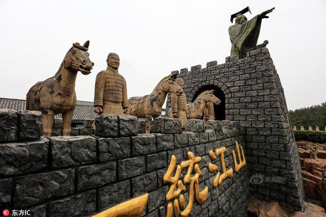 Trung Quốc: Chẳng cần đến lăng mộ Tần Thuỷ Hoàng vẫn được ngắm đội quân đất nung fake cực hoành tráng - Ảnh 3.