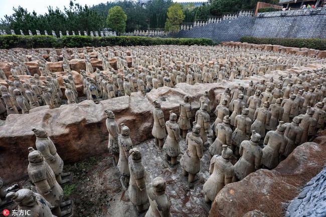 Trung Quốc: Chẳng cần đến lăng mộ Tần Thuỷ Hoàng vẫn được ngắm đội quân đất nung fake cực hoành tráng - Ảnh 8.