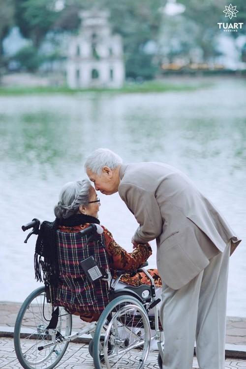 Tình yêu già là một điều đẹp và khó tìm kiếm. Hãy cùng xem bức ảnh về tình yêu già để cảm nhận sự ấm áp và ngọt ngào mà không có tuổi tác giới hạn.