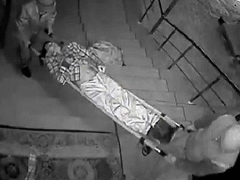 Em bé đi bằng 4 chân, sống nhờ vào những chiếc bao cao su và băng vệ sinh-3