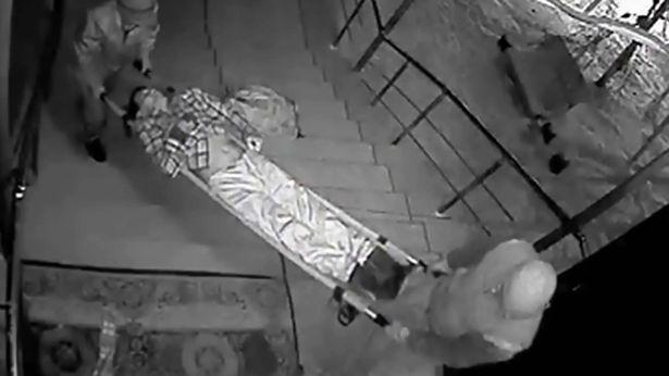 Người đàn ông tật nguyền bị bỏ mặc ngoài trung tâm chăm sóc tới chết giữa thời tiết -30 độ C - Ảnh 3.