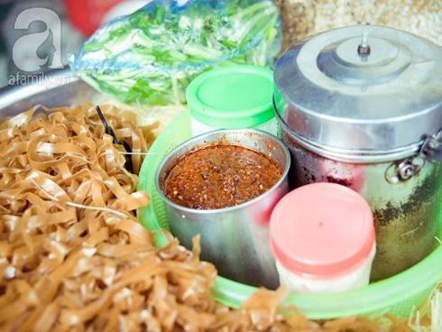 Phố nhỏ nhà nhỏ, có hàng bánh đa trộn 20 năm tuổi được nhiều thế hệ người Hà Nội say mê