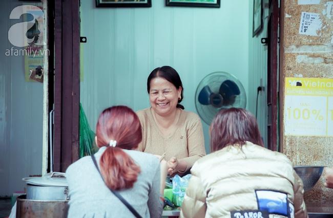 Phố nhỏ nhà nhỏ, có hàng bánh đa trộn 20 năm tuổi được nhiều thế hệ người Hà Nội say mê - Ảnh 2.