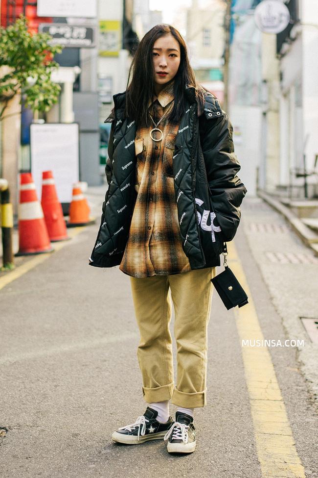 Ngắm street style thế giới, gật gù công nhận những set đồ ấm áp, thoải mái cũng có thể hút mắt hết sảy - Ảnh 2.