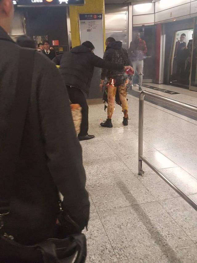 Hong Kong: Đánh bom xăng molotov cocktail trên tàu điện ngầm, ít nhất 15 người bị thương - Ảnh 7.