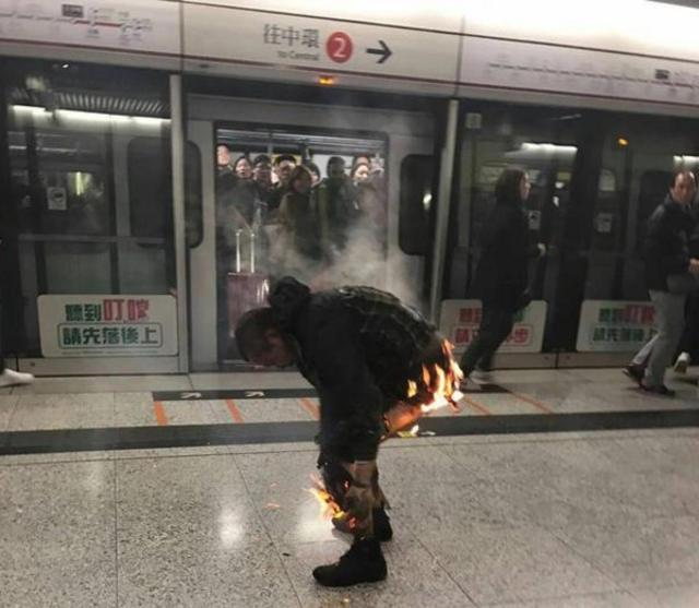 Hong Kong: Đánh bom xăng molotov cocktail trên tàu điện ngầm, ít nhất 15 người bị thương - Ảnh 6.