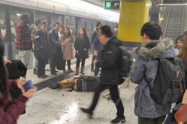 Hong Kong: Đánh bom xăng molotov cocktail trên tàu điện ngầm, ít nhất 15 người bị thương - Ảnh 8.