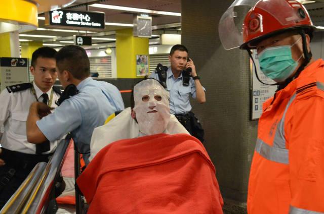 Hong Kong: Đánh bom xăng molotov cocktail trên tàu điện ngầm, ít nhất 15 người bị thương - Ảnh 5.