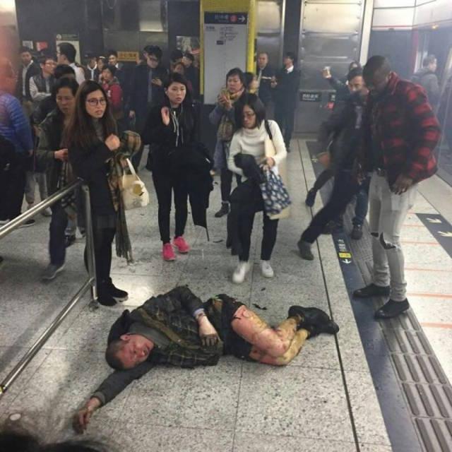 Hong Kong: Đánh bom xăng molotov cocktail trên tàu điện ngầm, ít nhất 15 người bị thương - Ảnh 4.