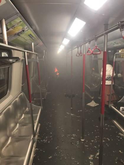 Hong Kong: Đánh bom xăng molotov cocktail trên tàu điện ngầm, ít nhất 15 người bị thương - Ảnh 3.