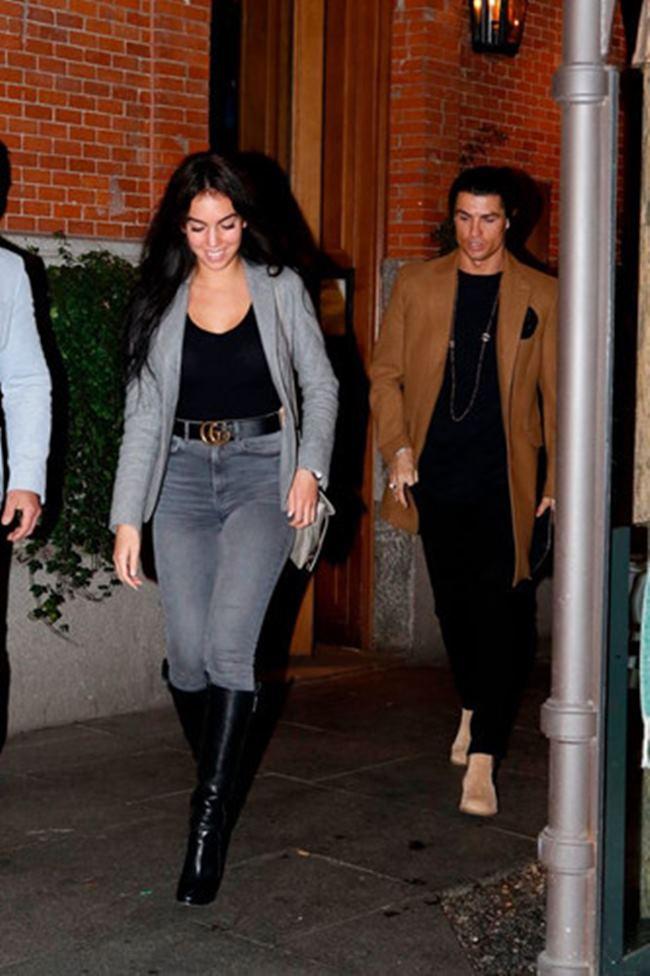 Cô nàng còn sở hữu gu thời trang chất lừ.