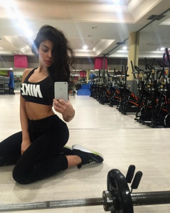 Nữ người mẫu cũng áp dụng các chế độ ăn uống khắt khe để giữ được vóc dáng hoàn hảo.