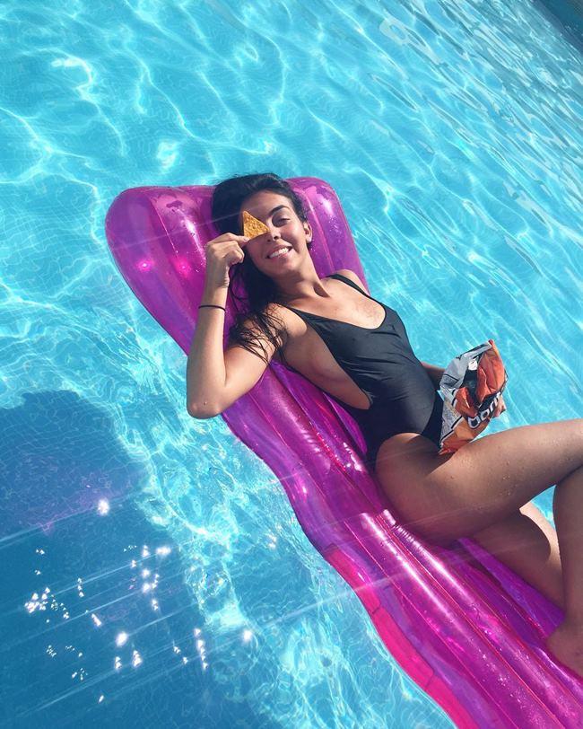 Dù thường xuyên xuất hiện bên Cristiano Ronaldo ở các sự kiện nhưng Georgina Rodríguez chưa từng khoe ảnh siêu sao người Bồ Đào Nha trên mạng xã hội.