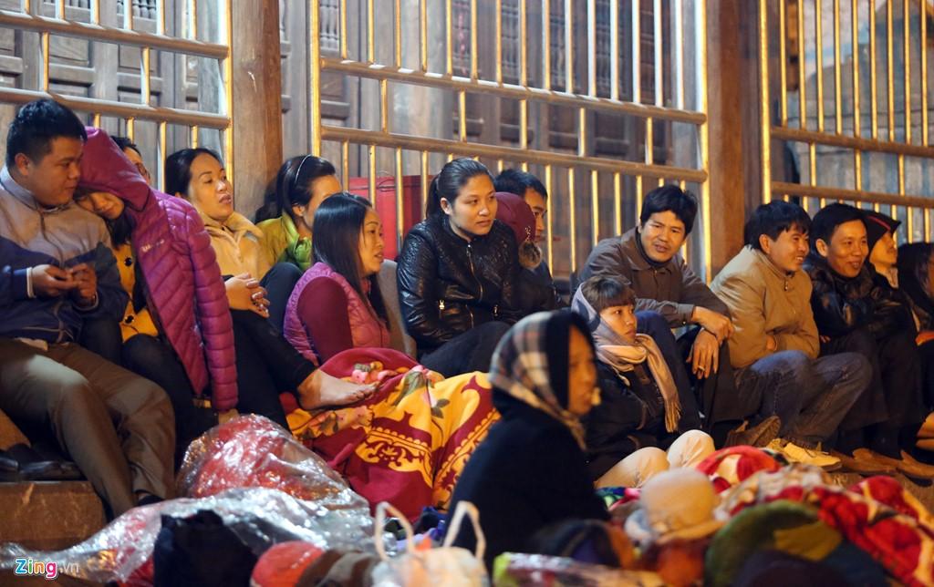 Va vat qua dem, xep hang tu 4h sang xin an den Tran hinh anh 2