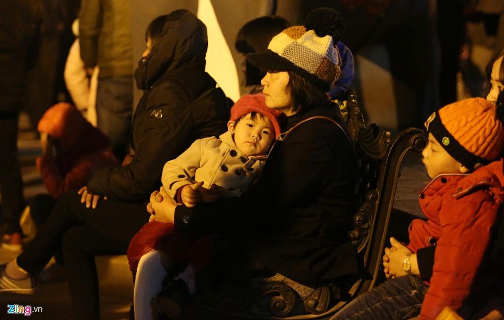 Va vat qua dem, xep hang tu 4h sang xin an den Tran hinh anh 4