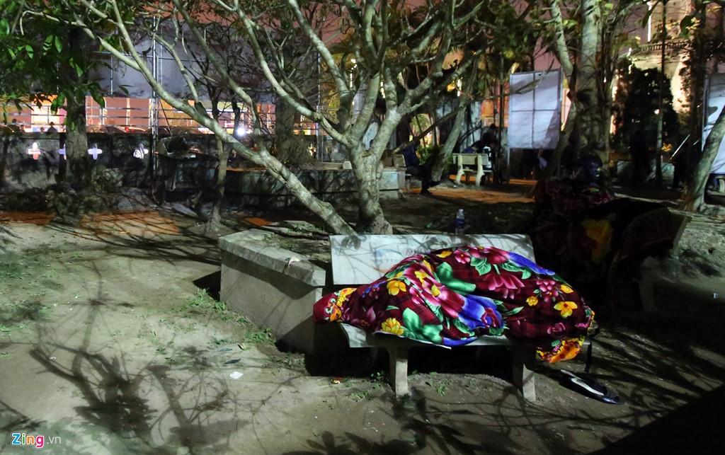 Va vat qua dem, xep hang tu 4h sang xin an den Tran hinh anh 5