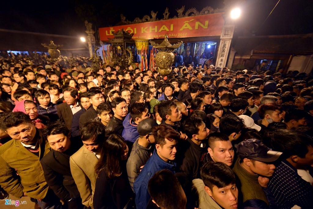 Va vat qua dem, xep hang tu 4h sang xin an den Tran hinh anh 1