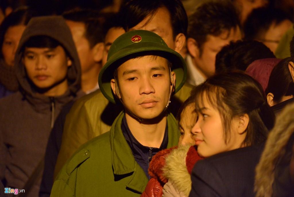 Va vat qua dem, xep hang tu 4h sang xin an den Tran hinh anh 6