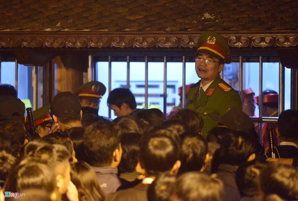 Va vat qua dem, xep hang tu 4h sang xin an den Tran hinh anh 7